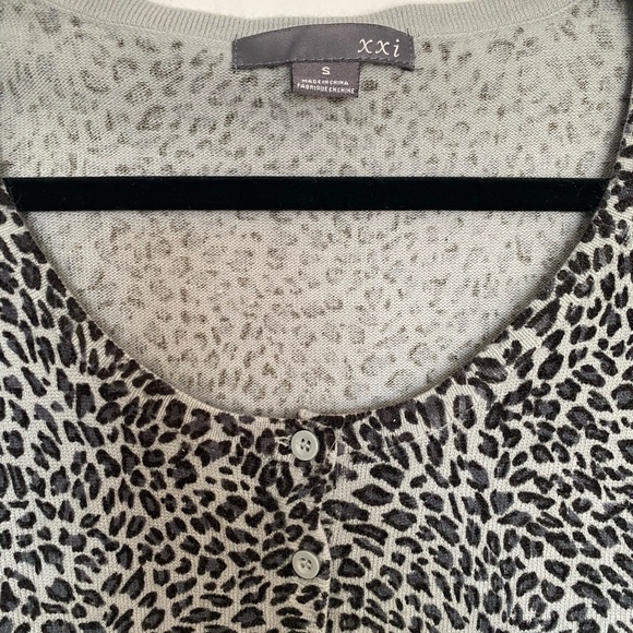 Forever 21 XXI vintage 3/4 sleeve, cheetah print gray and black mini cardigan - Picture 5 of 6